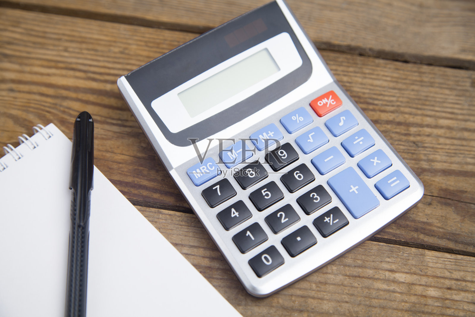 笔记本,钢笔和计算器孤立在木制背景上。照片摄影图片