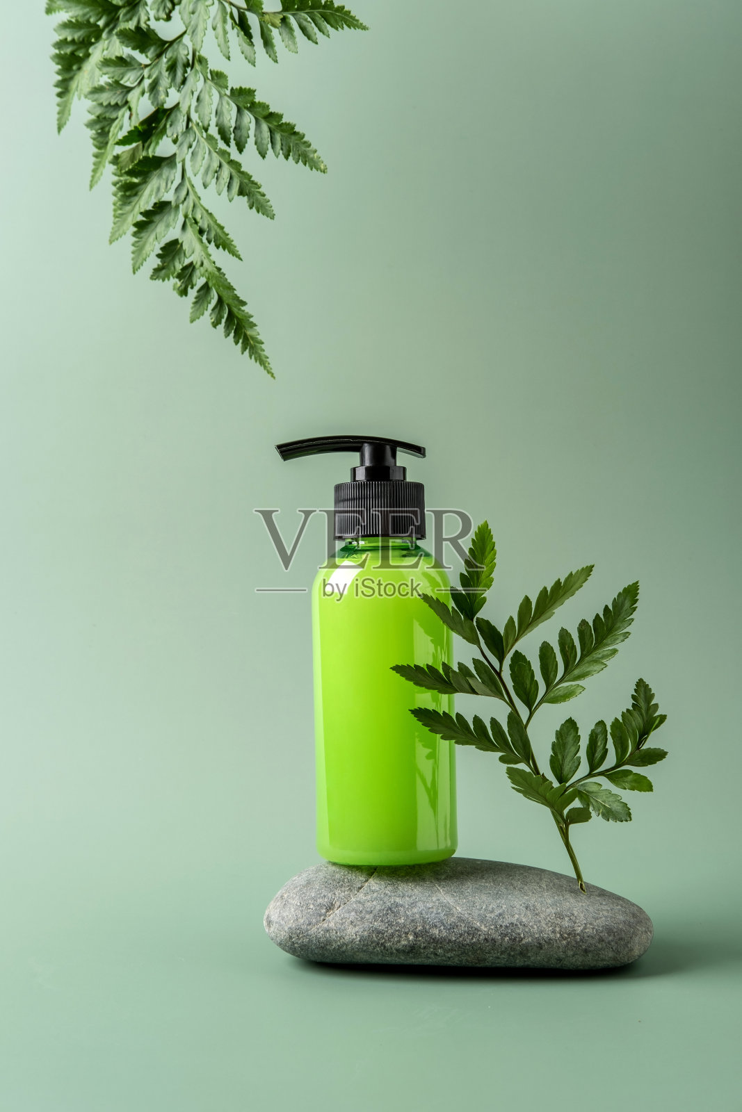 瓶子与分配器在石讲台和柔和的背景。化妆品容器模型与地方的文本。天然护肤美容产品理念。照片摄影图片