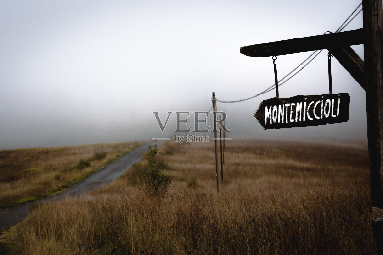 托斯卡纳山中雾蒙蒙的早晨照片摄影图片