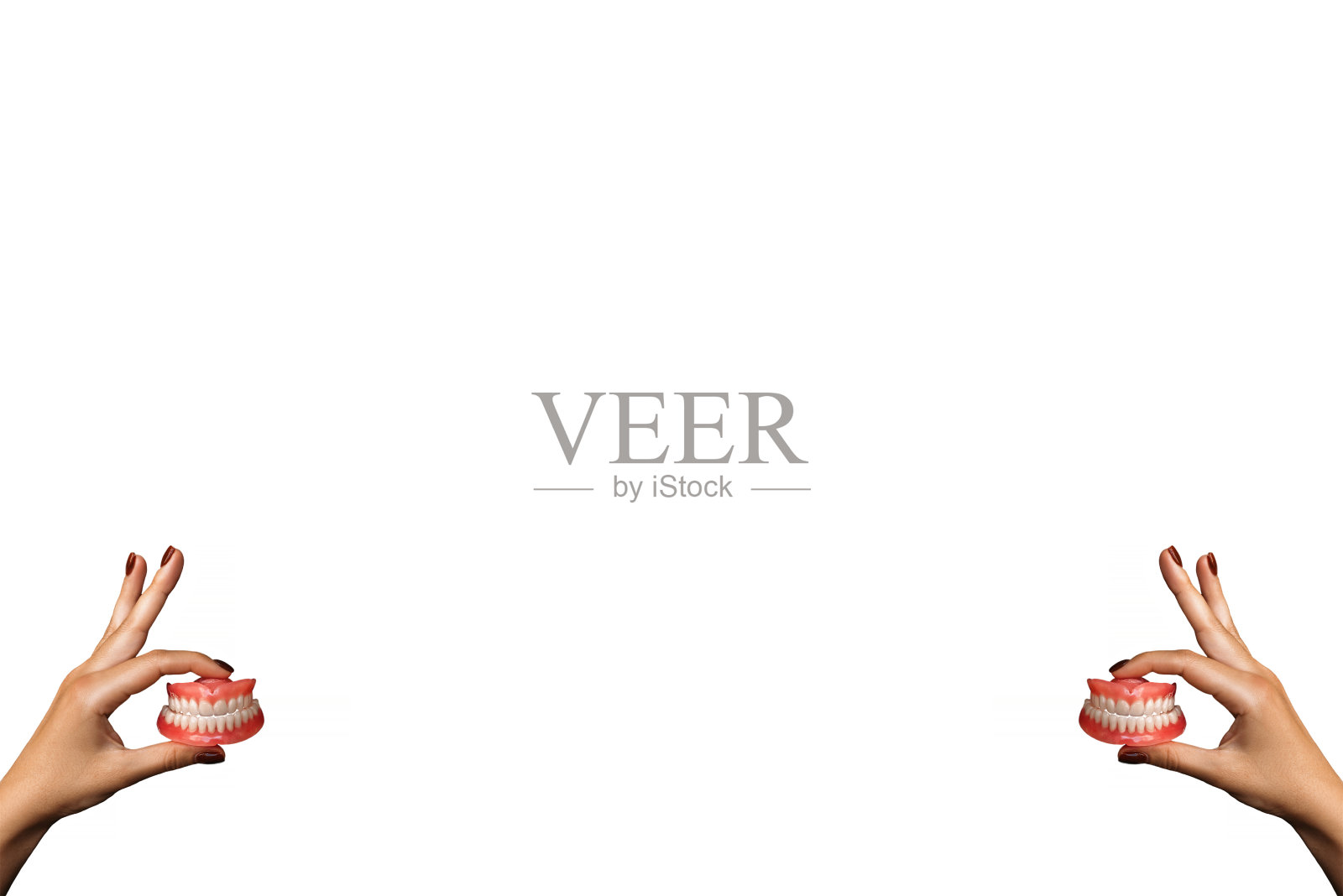 下颌的可活动的塑料假牙。白色背景上的一组假牙。两个丙烯酸假牙。上下颌有假牙。假牙或在白色背景上的假牙。本空间照片摄影图片