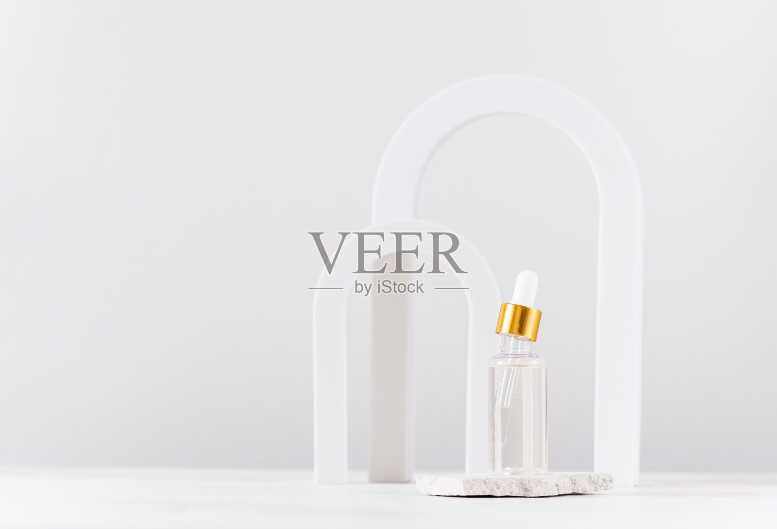 面部皮肤护理用的精华或油脂。化妆品护理产品在一个玻璃阴影的背景上拱门。副本的空间。照片摄影图片