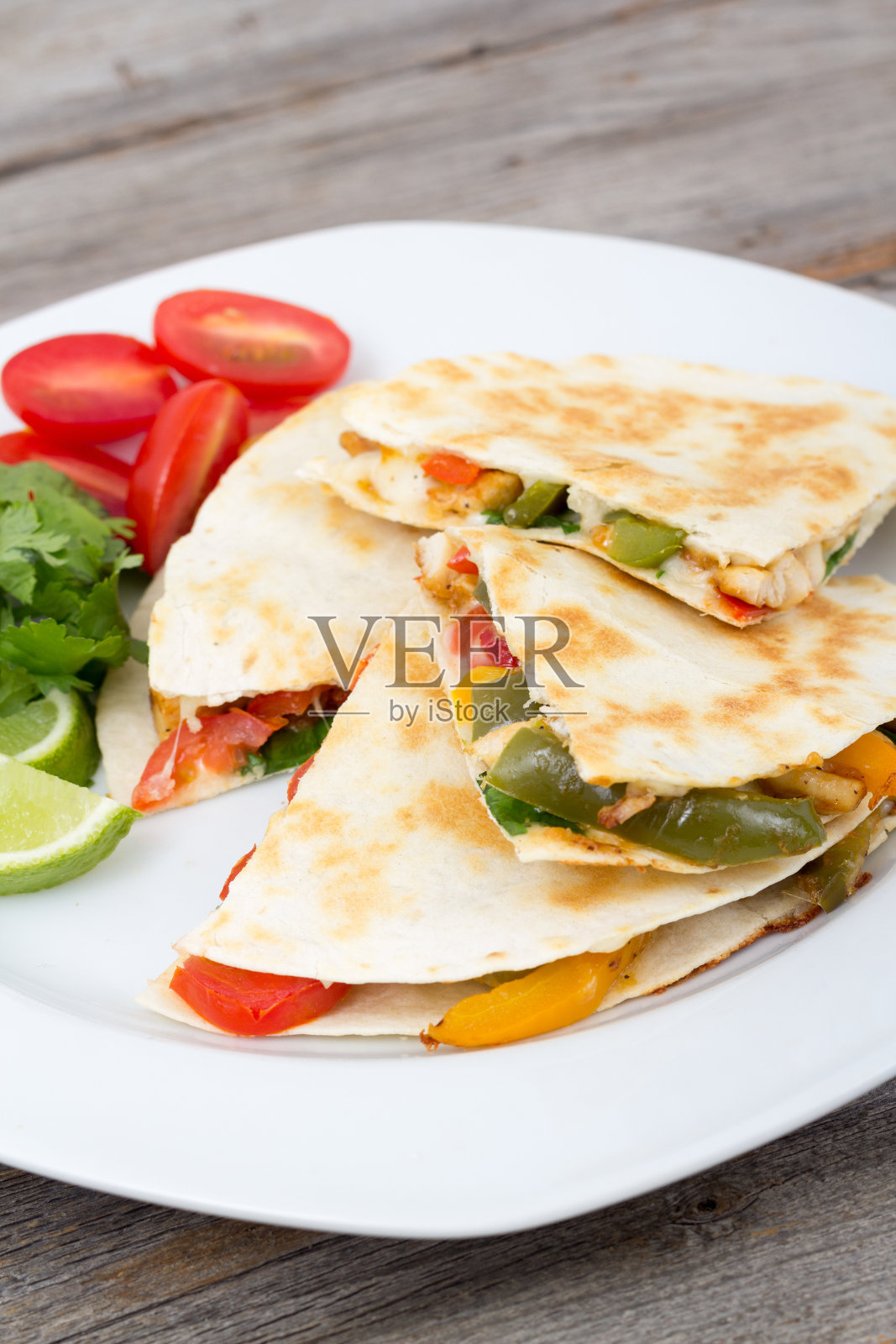 木桌上的鸡肉玉米饼照片摄影图片