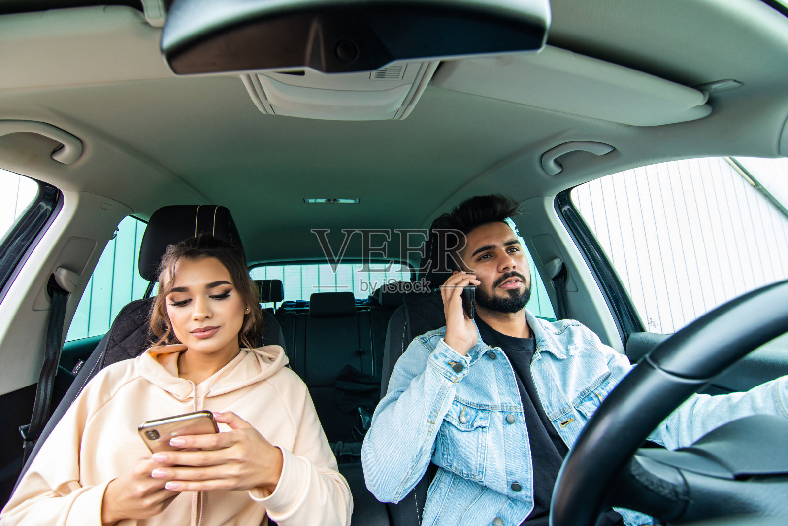 公路旅行,旅游,目的地技术和人的概念。幸福的印度男人和女人用智能手机导航开车照片摄影图片