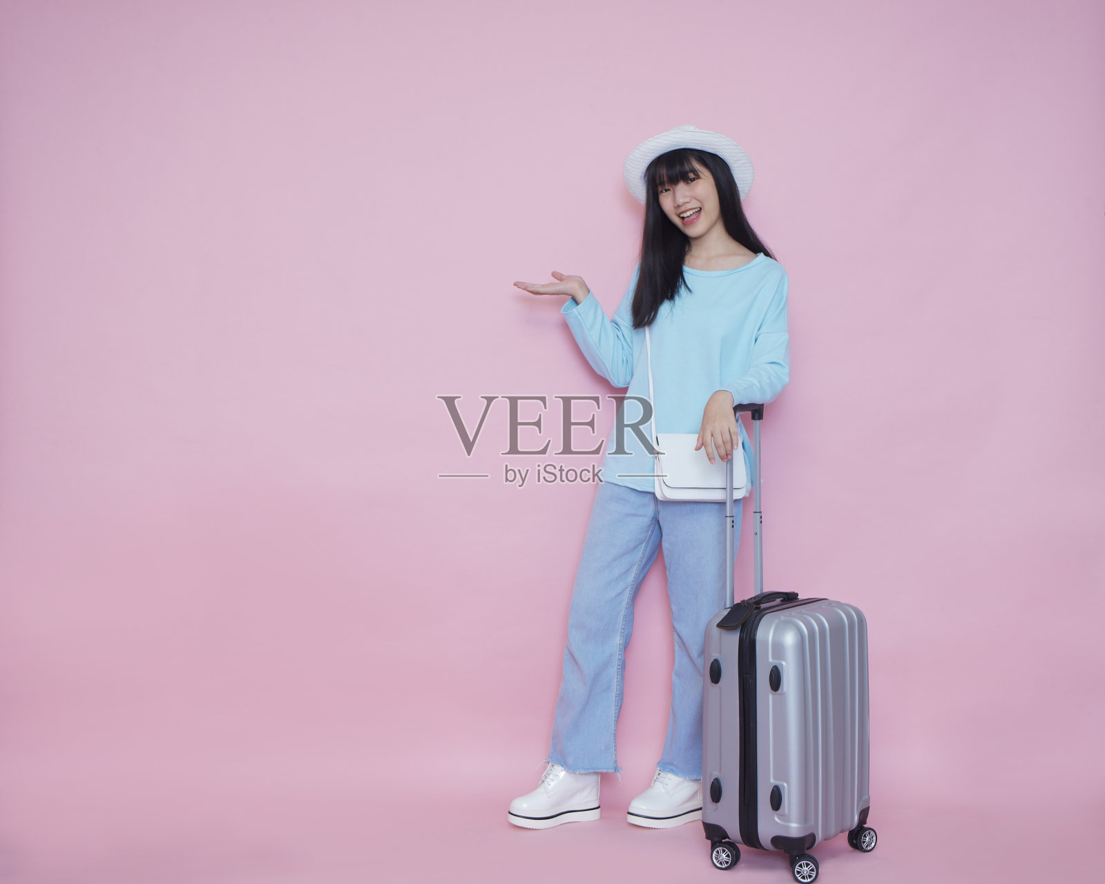 女人带着手提箱夏天旅行的颜色背景照片摄影图片