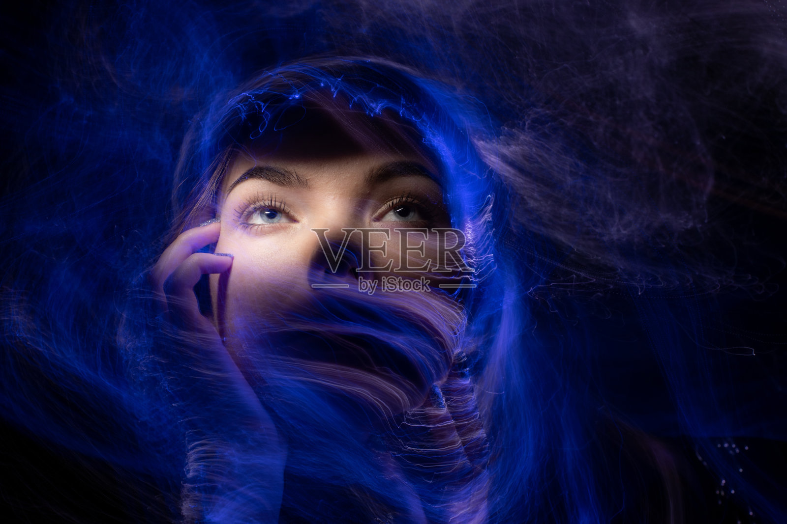 多色抽象画的年轻女子的主题创造力,想象力和艺术。lightpainting照片摄影图片