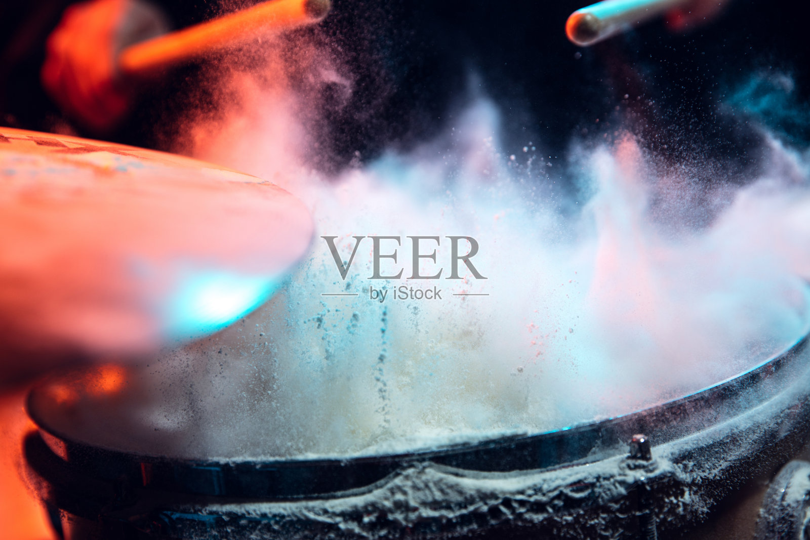 鼓手在摇滚音乐会前打鼓排练。一名男子在录音室用鼓声录制音乐照片摄影图片