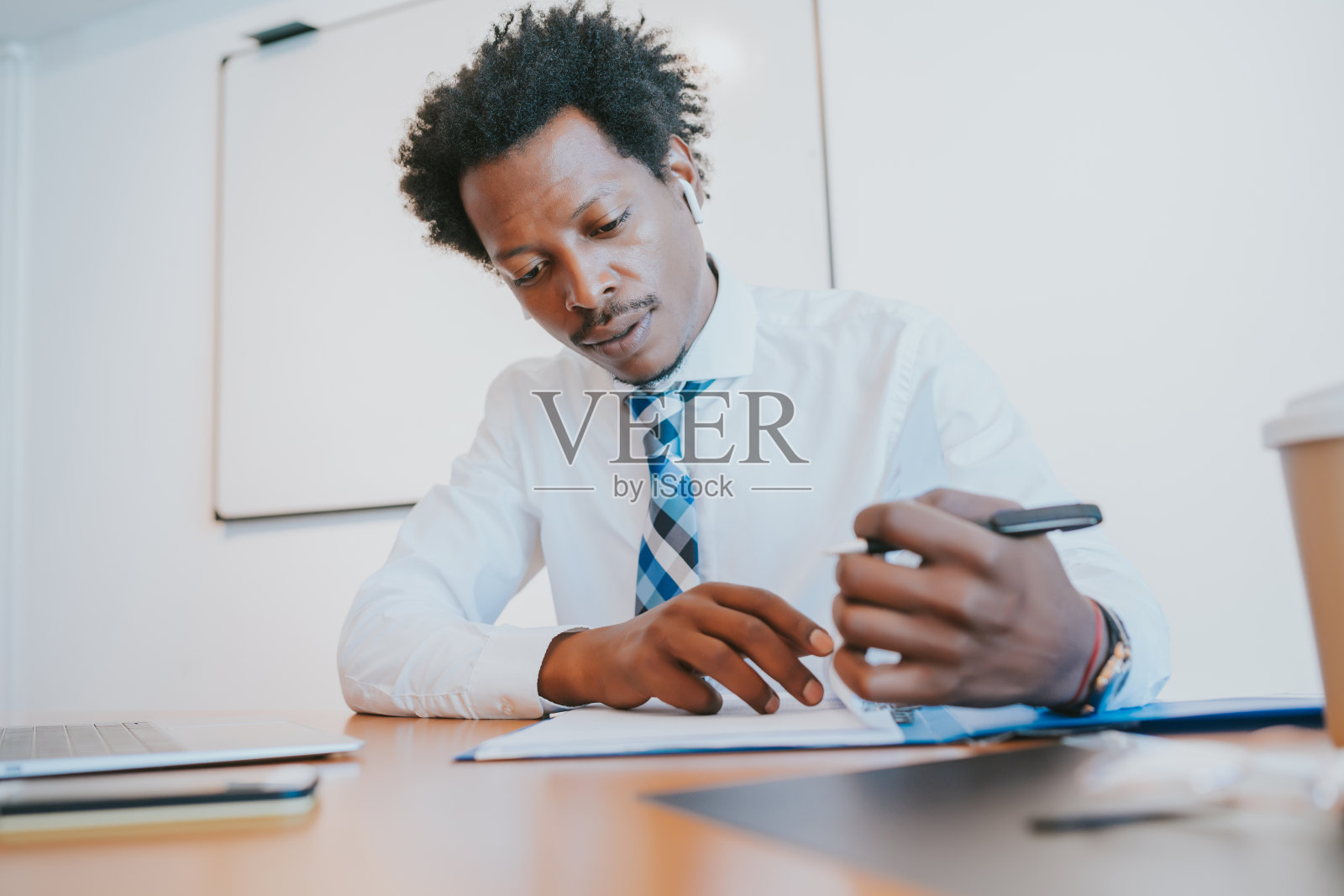 在办公室工作的商人。照片摄影图片