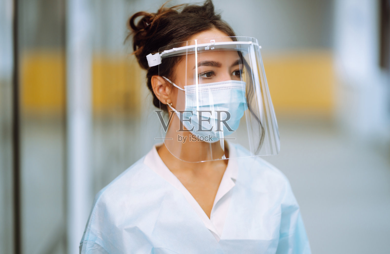 专家控制遮阳板和防护手套,配备红外测温设备检查办公室温度。新型冠状病毒肺炎照片摄影图片