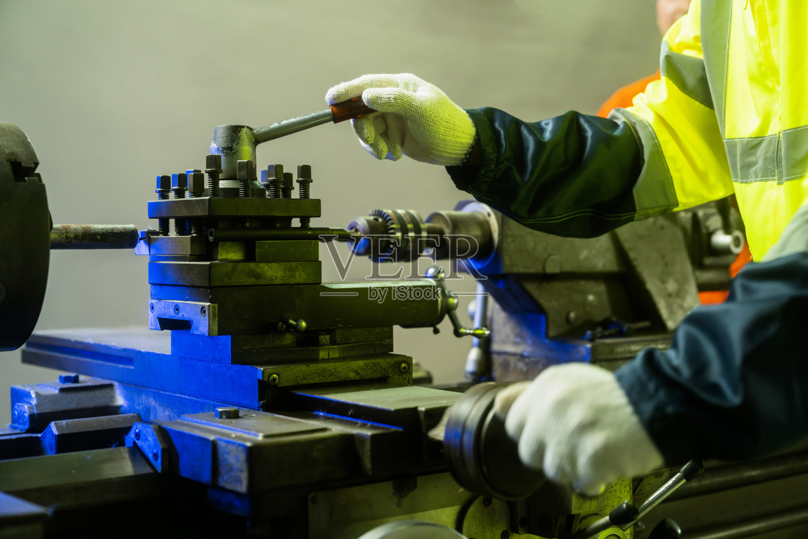 两名亚洲维护工程师男女检查继电器保护系统与平板设备控制质量控制过程工作的重工业制造工厂照片摄影图片