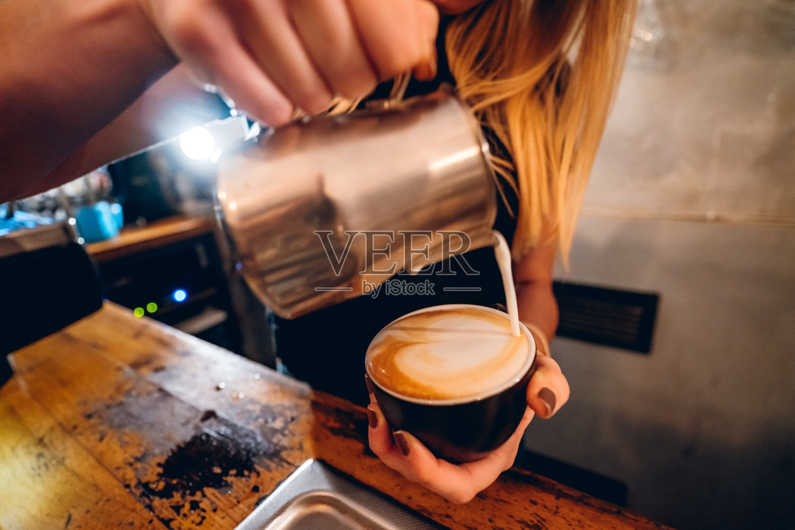 咖啡师制作咖啡照片摄影图片