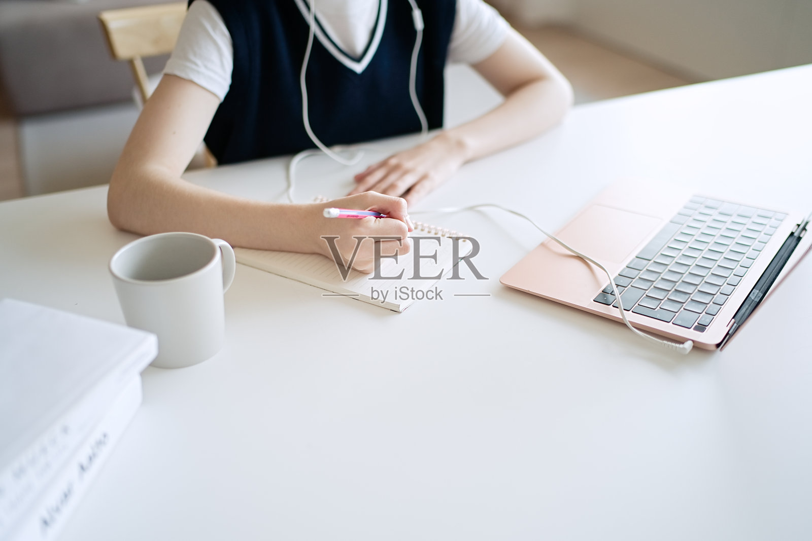 十几岁的女孩坐在桌前做作业,自我教育照片摄影图片