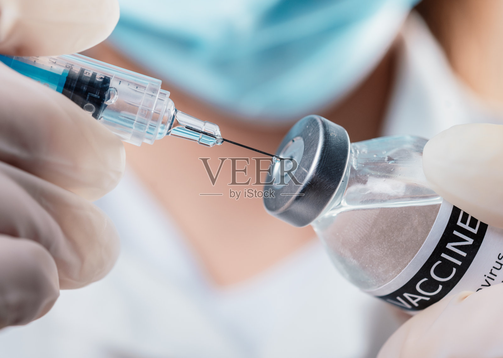 医生手持注射器,注射器内装有一瓶儿童或成人Covid-19疫苗。概念对抗病毒。近距离的细节。医学概念接种疫苗皮下注射治疗。照片摄影图片