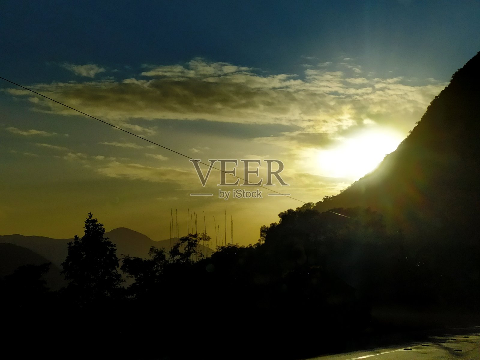 黎明在路上照片摄影图片