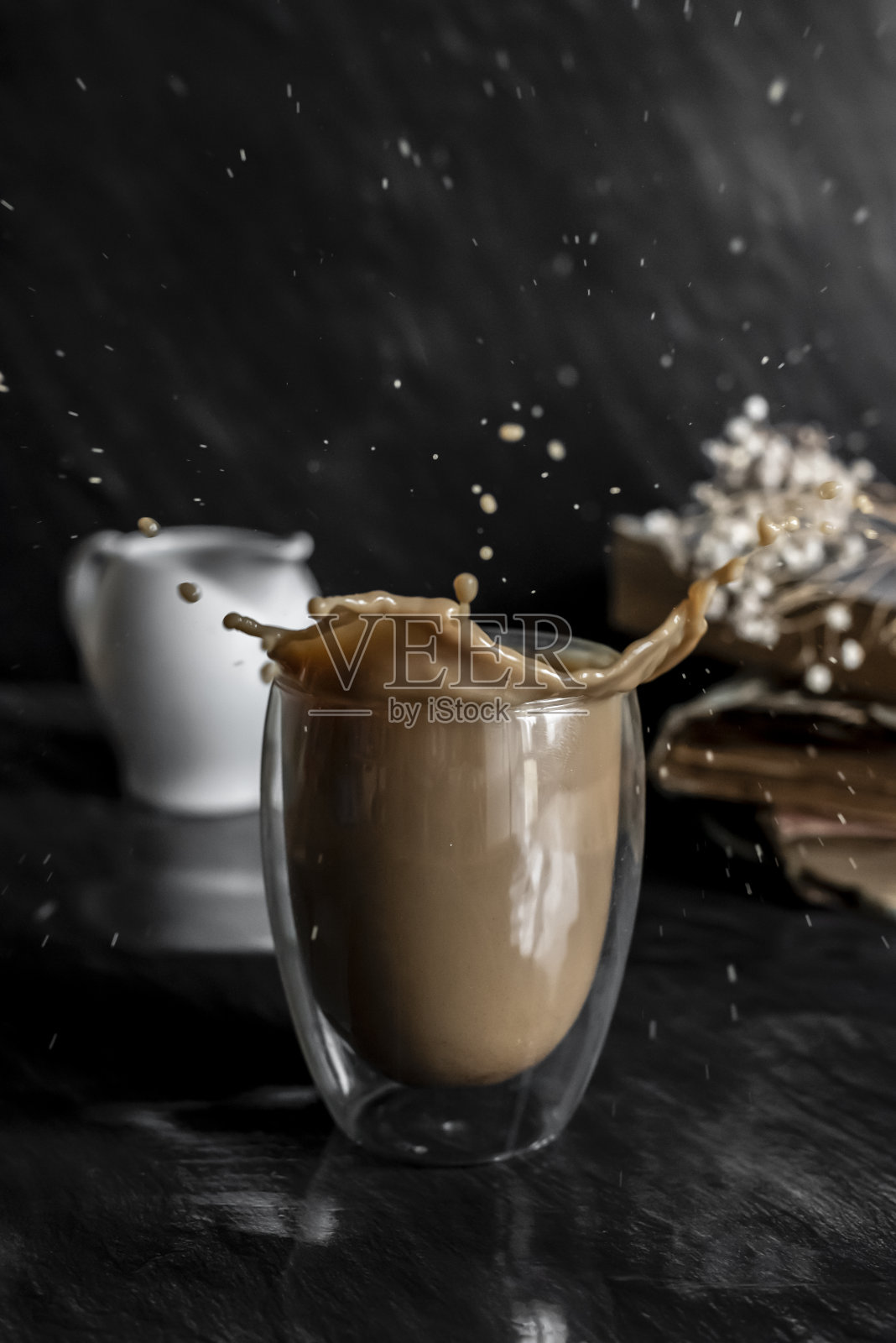 将拿铁咖啡泼向黑暗的背景照片摄影图片