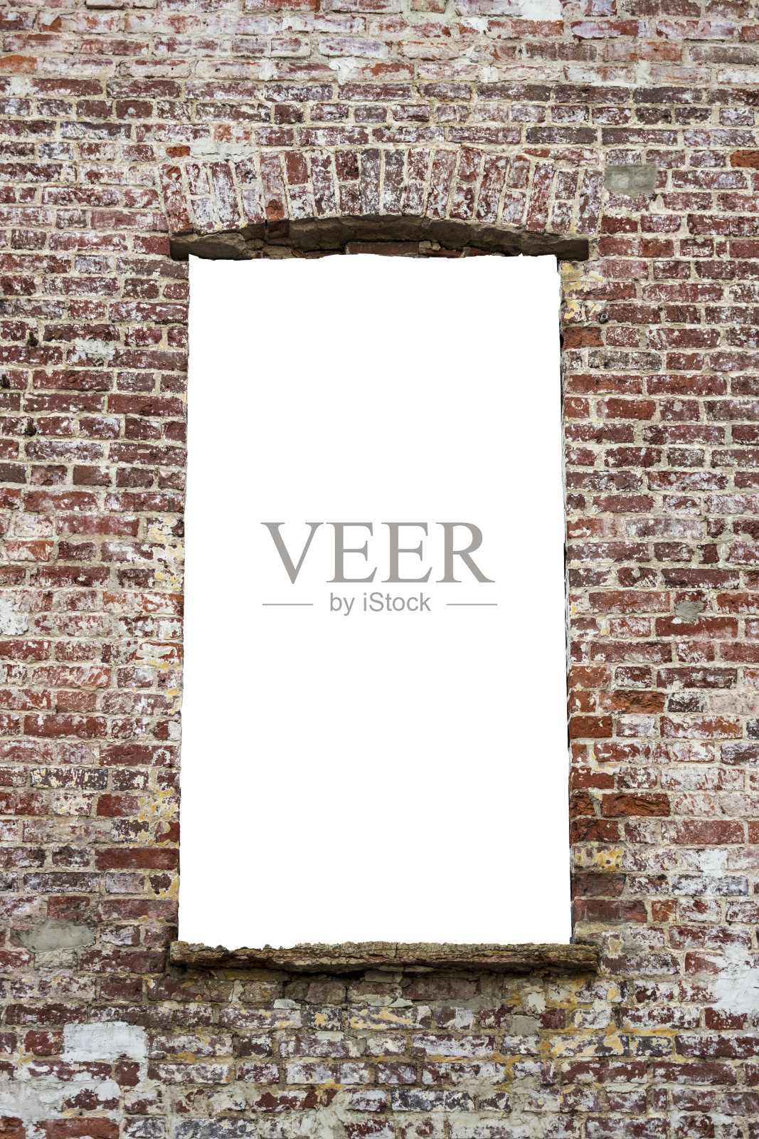 红色砖墙,中间有个洞。孤立在白色背景上。乏味的东西。垂直框架照片摄影图片