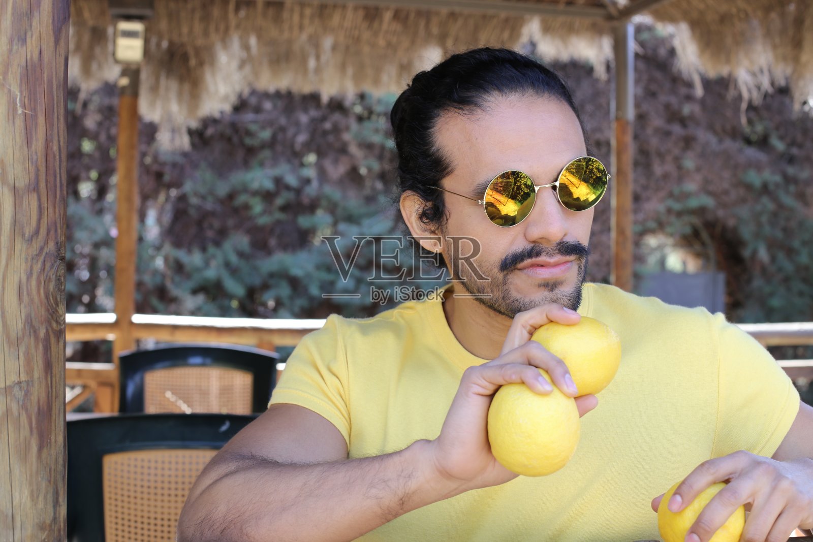 黄色的人拿着柠檬照片摄影图片