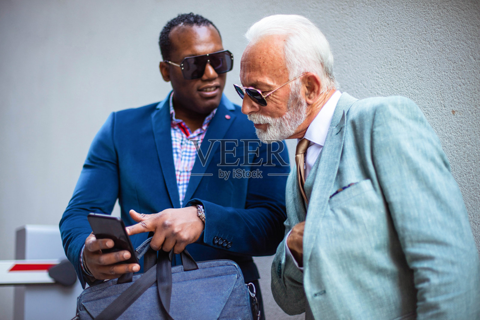 两个商人在街上聊天。照片摄影图片