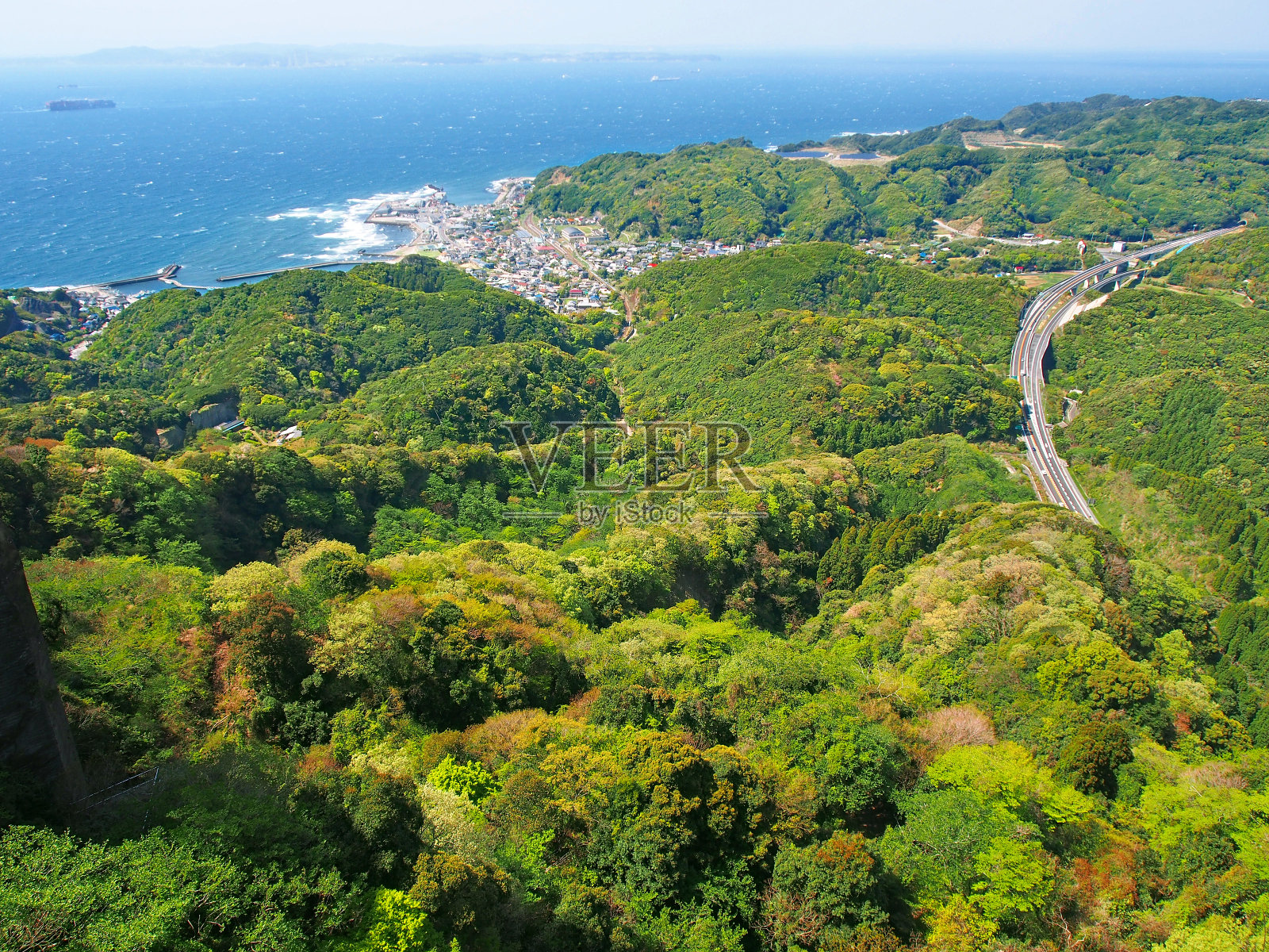 港口小镇和山泉照片摄影图片