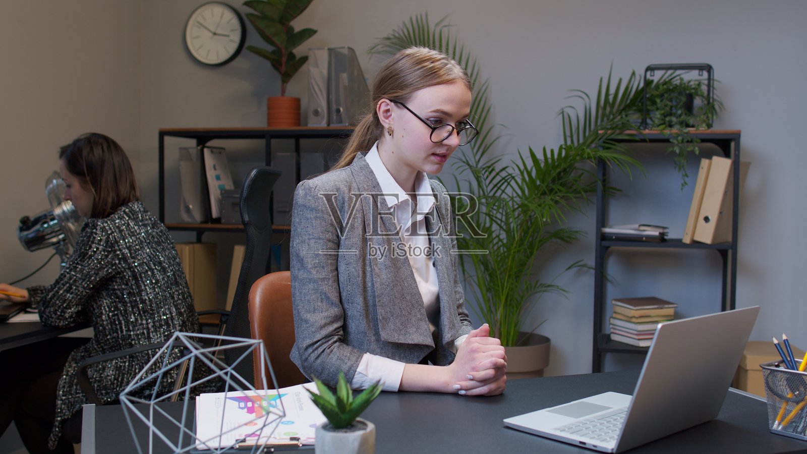 商务女性使用笔记本电脑,上网开会,在办公室开会,通过网络摄像头进行研讨会照片摄影图片