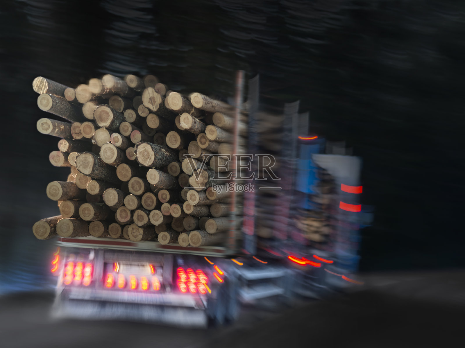 在模糊运动的木材卡车的后视图照片摄影图片