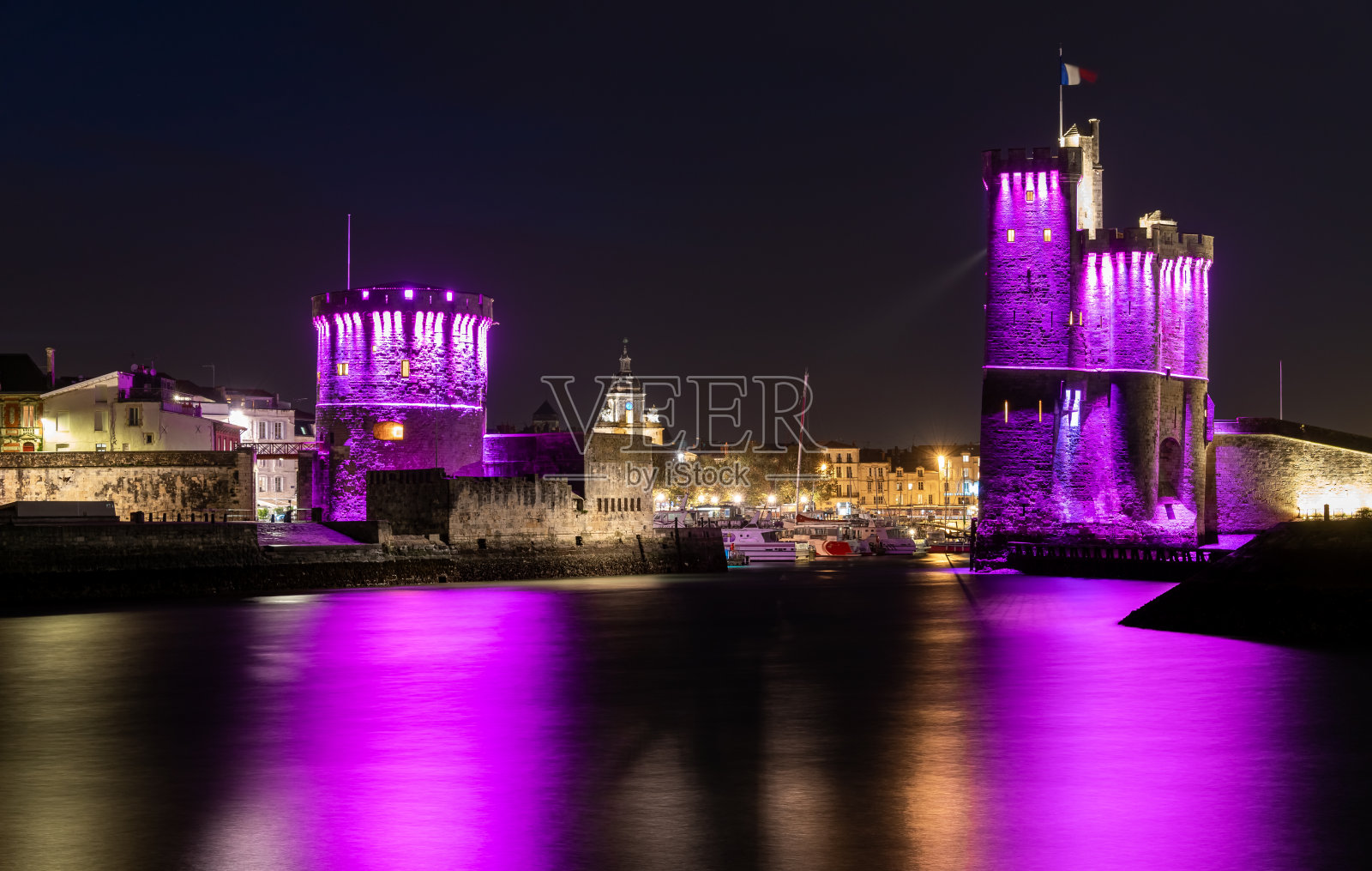 拉罗谢尔老港口的全景和它著名的塔照片摄影图片