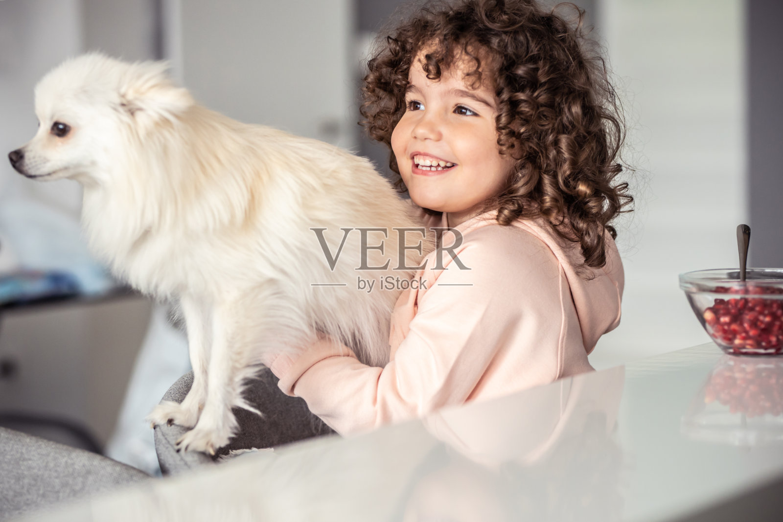 女孩和狗照片摄影图片