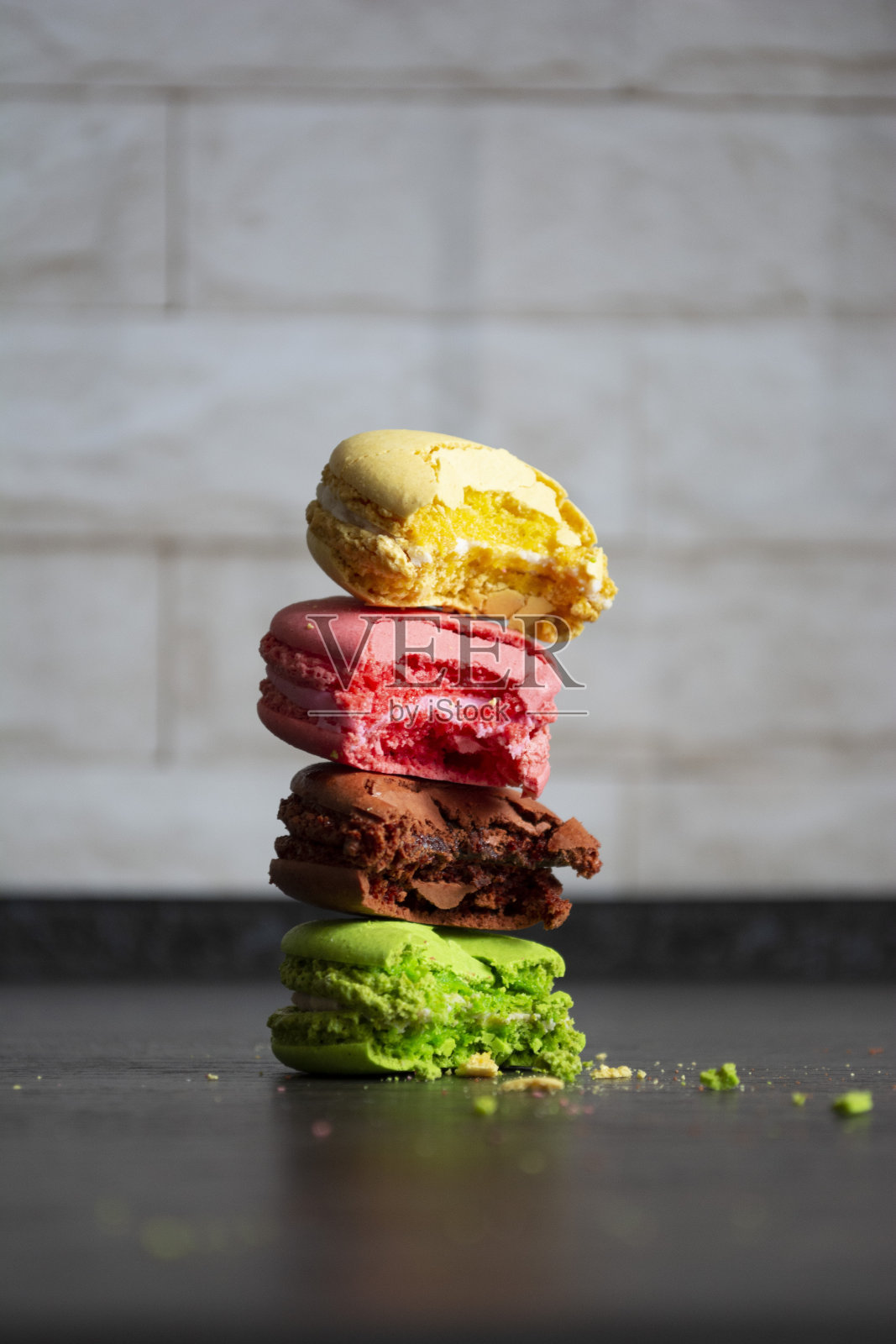 厨房里的彩色马卡龙照片摄影图片