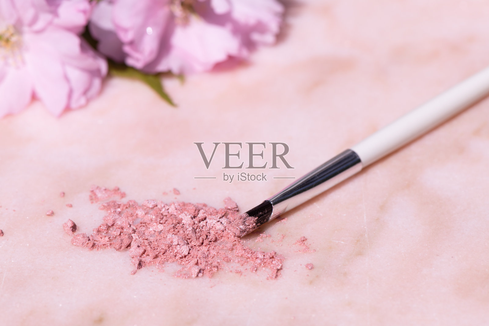 粉红色大理石背景上的化妆品照片摄影图片