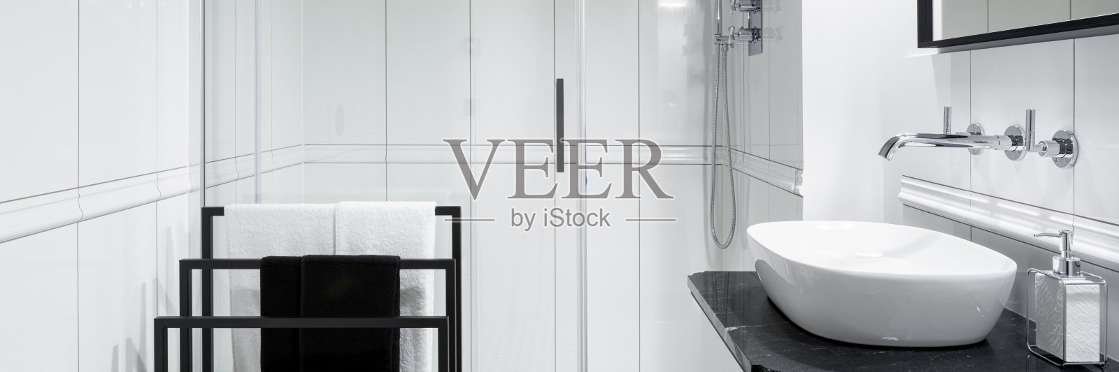 华丽的浴室,时尚的脸盆,全景照片摄影图片