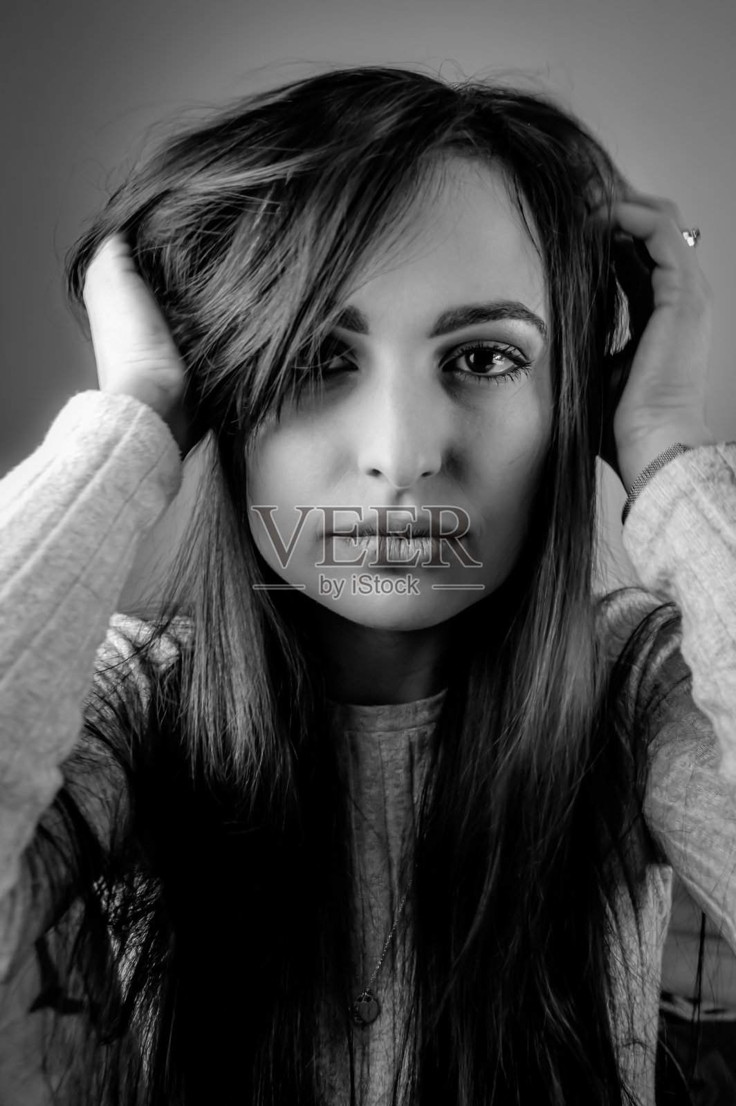 黑白肖像的一个美丽的年轻女子与长黑发和迷人的看照片摄影图片