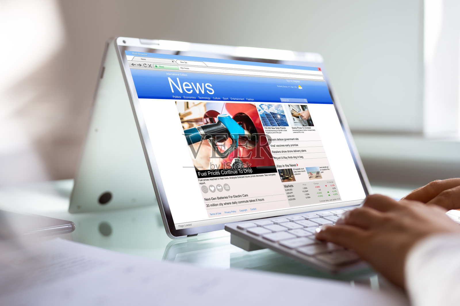 非裔美国人阅读在线新闻媒体照片摄影图片