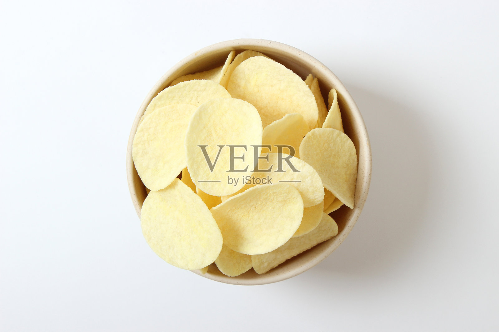 薯片在一个彩色背景盘上俯视图。照片摄影图片