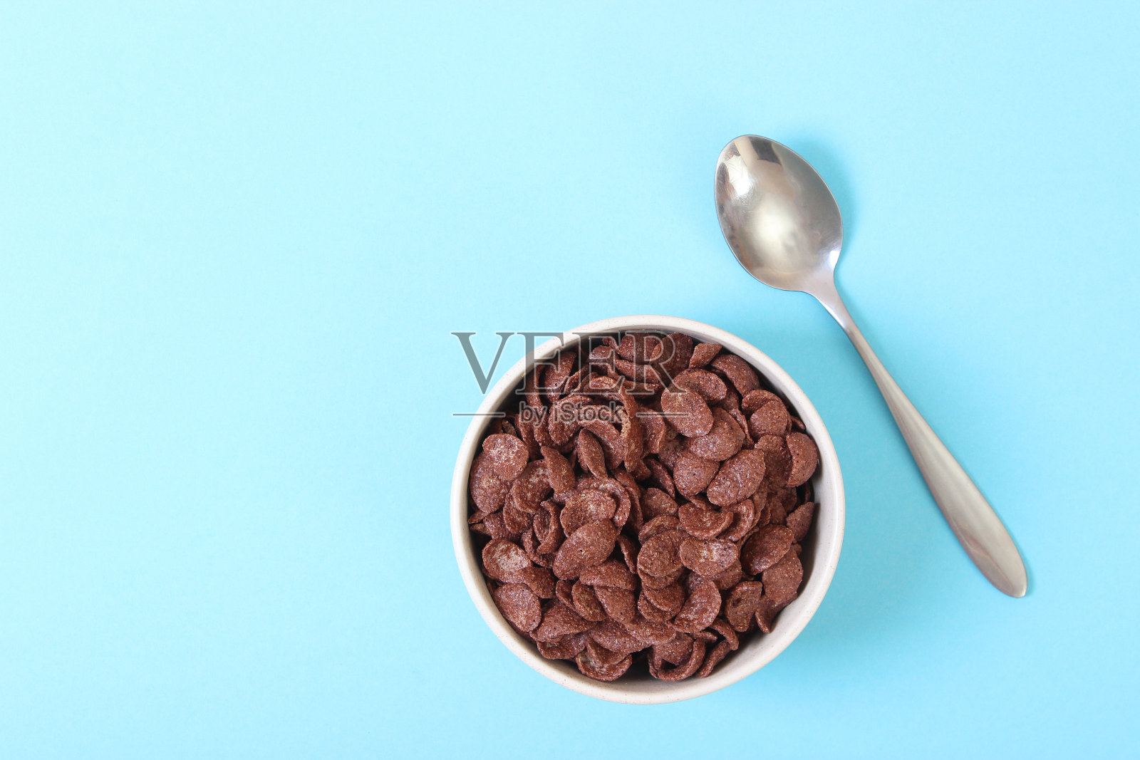 在一个彩色背景俯视图上的盘子里干早餐。麦片照片摄影图片