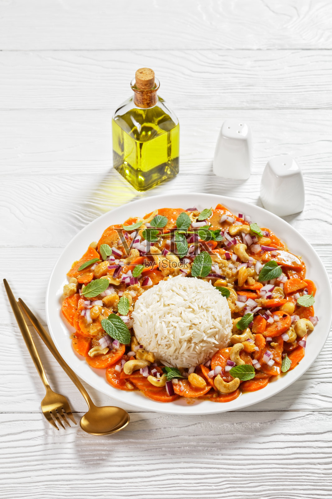 胡萝卜咖喱和印度香米放在白色的木桌上,从上面看是垂直的,平铺,自由的空间,印度美食照片摄影图片