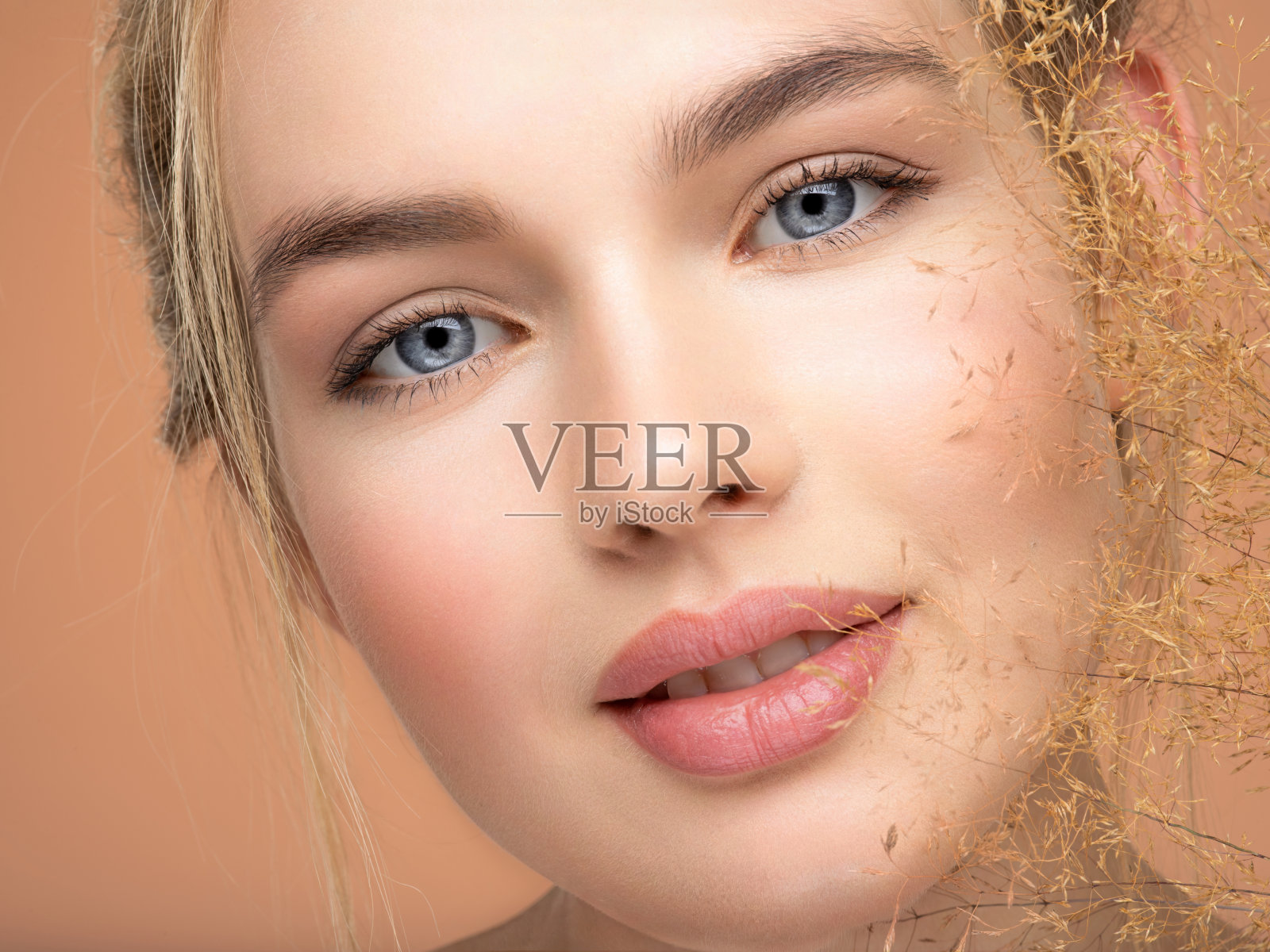 肖像年轻美丽的女人与健康的皮肤的脸。带着一束春花的迷人女孩照片摄影图片