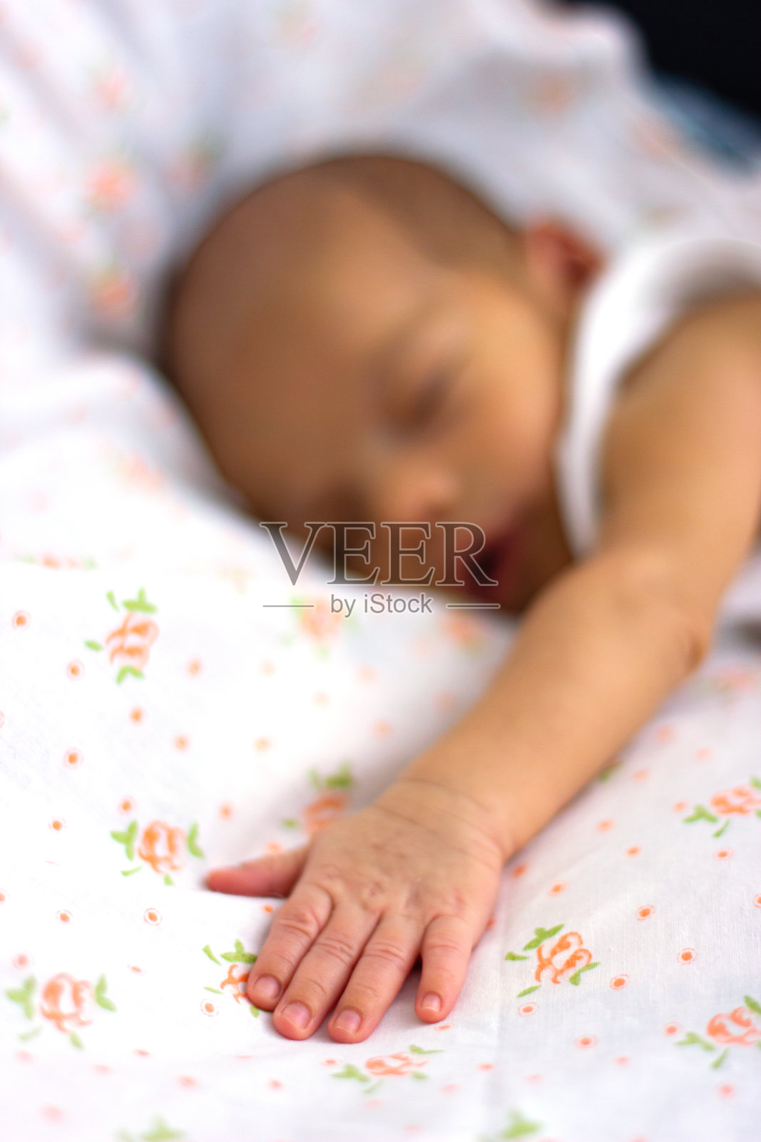 熟睡的孩子。手的婴儿。非常甜美平静的新生婴儿照片摄影图片