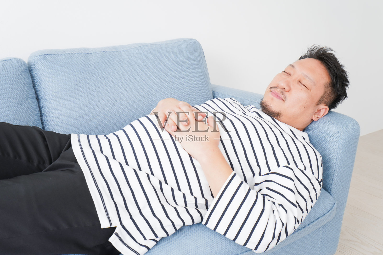 中年男子正在家里打盹照片摄影图片