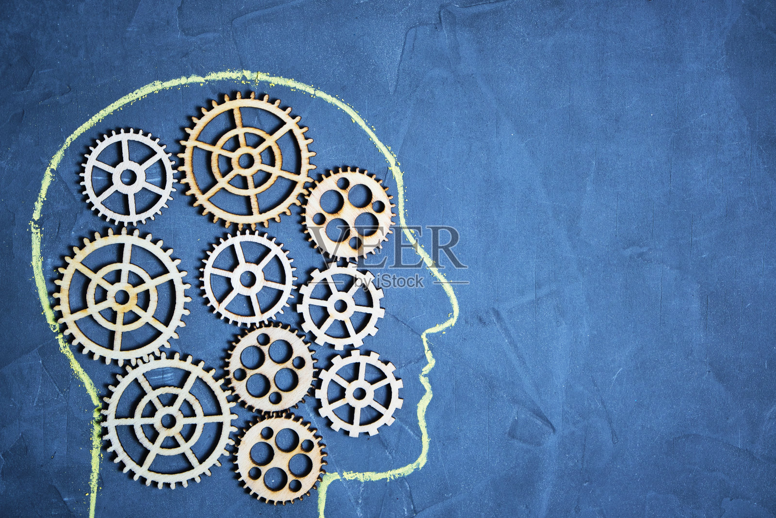 人头的剪影,墙上的粉笔,头上的齿轮,头脑风暴,非凡的思考和智慧。照片摄影图片