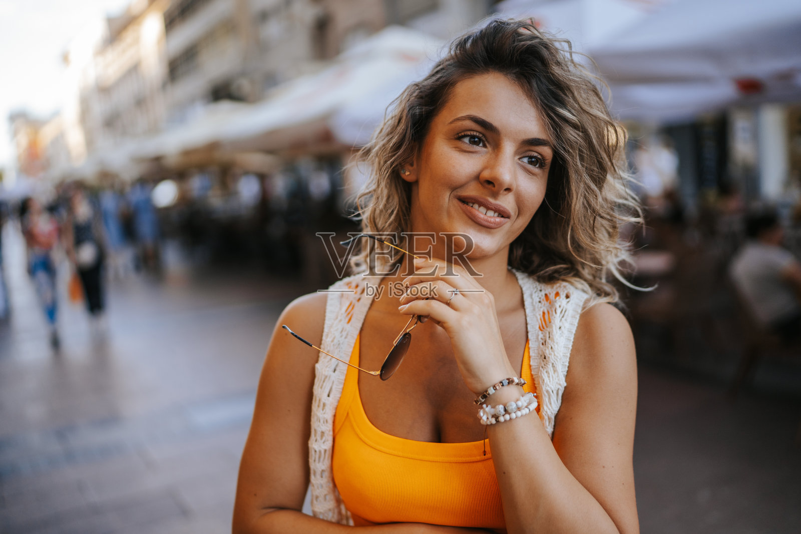 城里有魅力的年轻女子照片摄影图片
