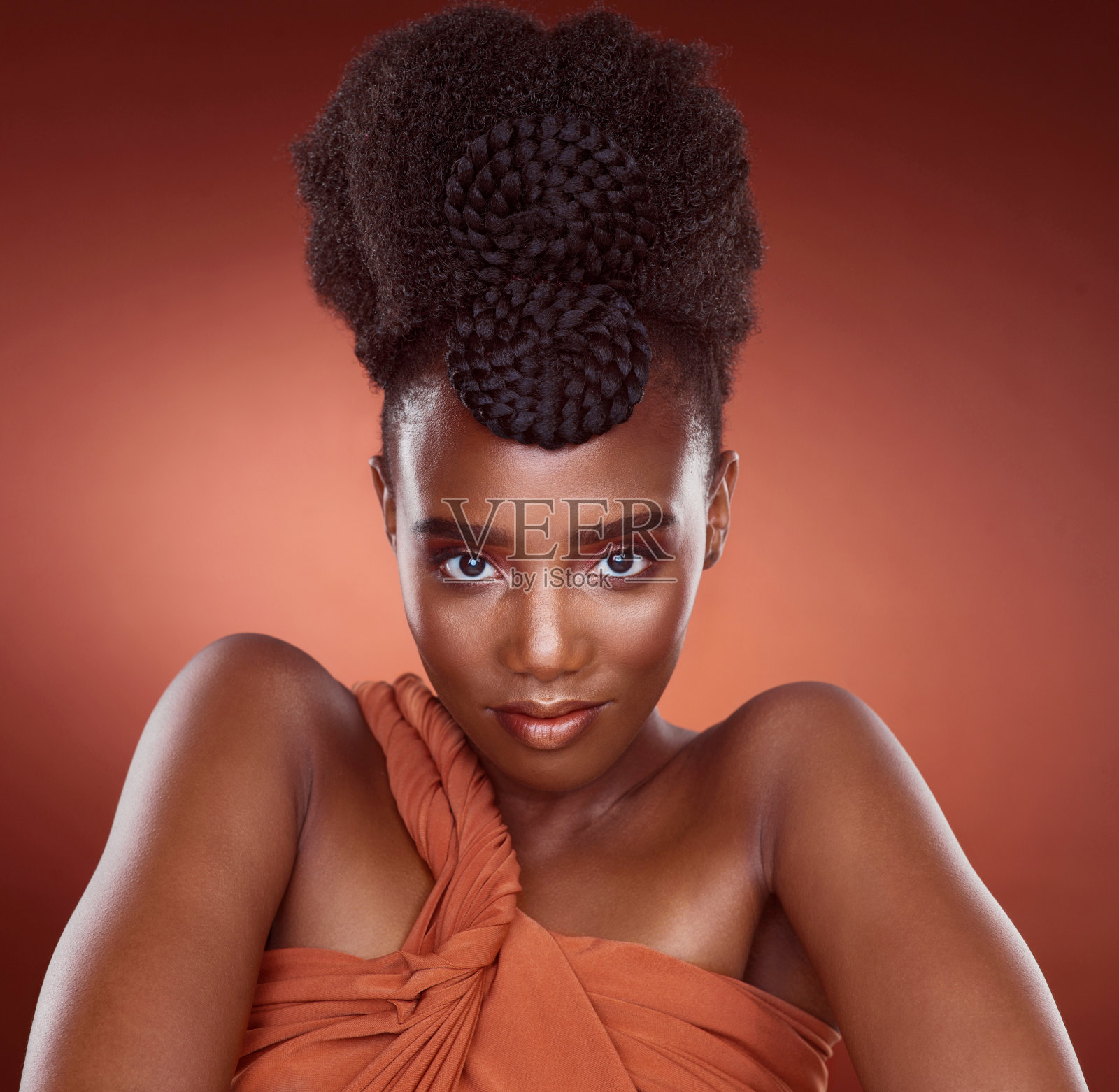 裁剪肖像的一个迷人的年轻女子摆姿势在工作室以红色的背景照片摄影图片