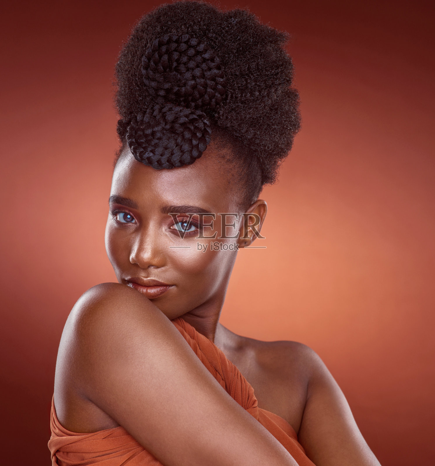 裁剪肖像的一个迷人的年轻女子摆姿势在工作室以红色的背景照片摄影图片