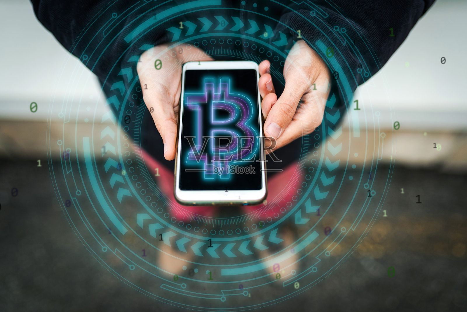 一个不知名的人用他的智能手机交易比特币。比特币/加密货币概念。照片摄影图片