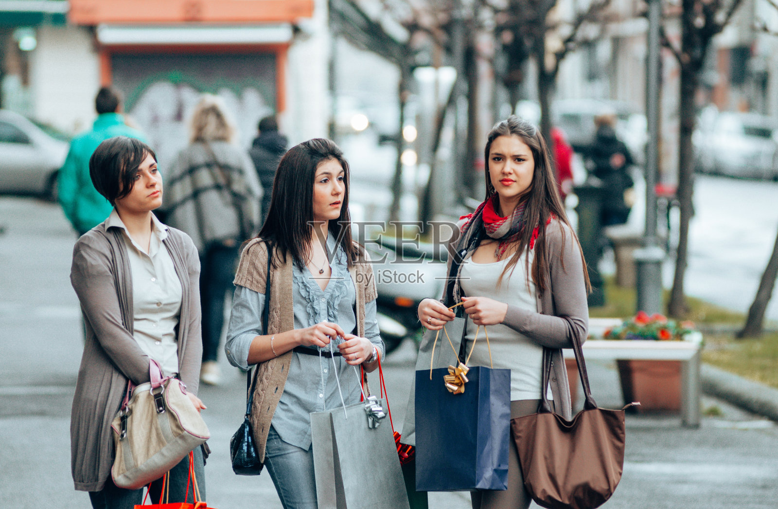 幸福的朋友一起在城市购物照片摄影图片