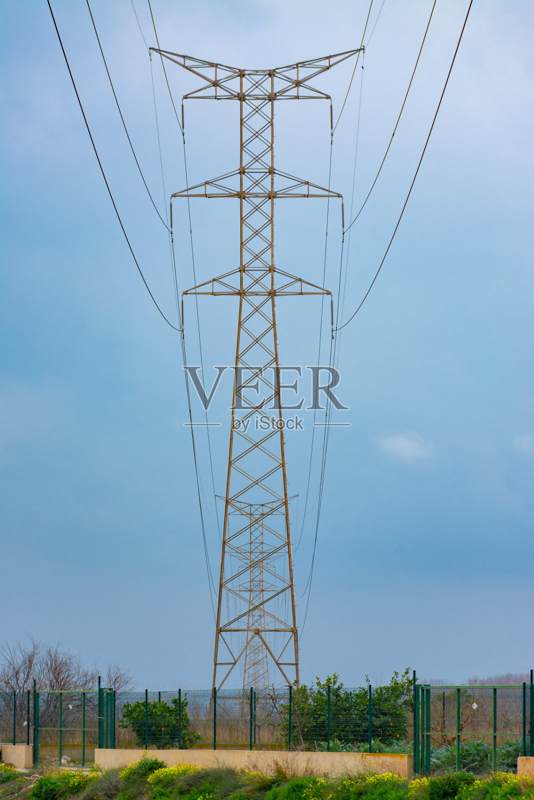 一排高压塔照片摄影图片