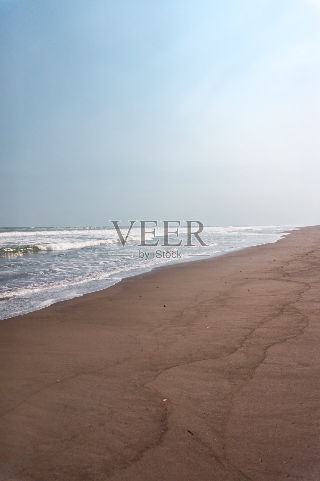 以蓝天为背景的海滩照片摄影图片