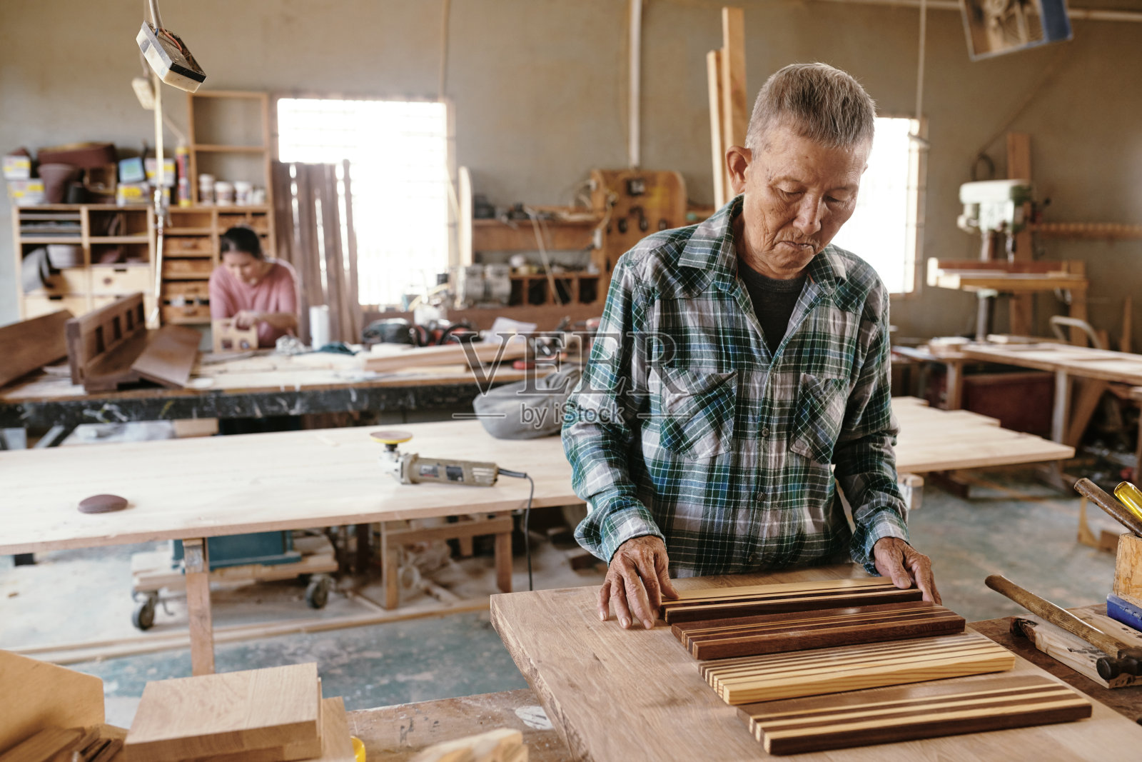 木匠检查打磨和上油的工件照片摄影图片