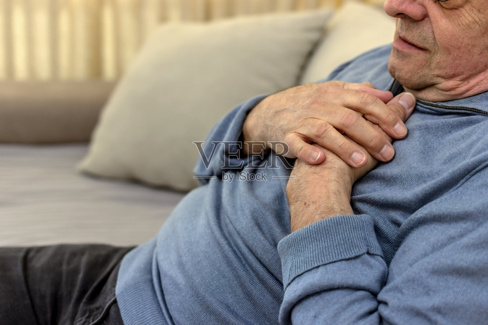 成熟的男人,胸痛,心脏病发作。照片摄影图片