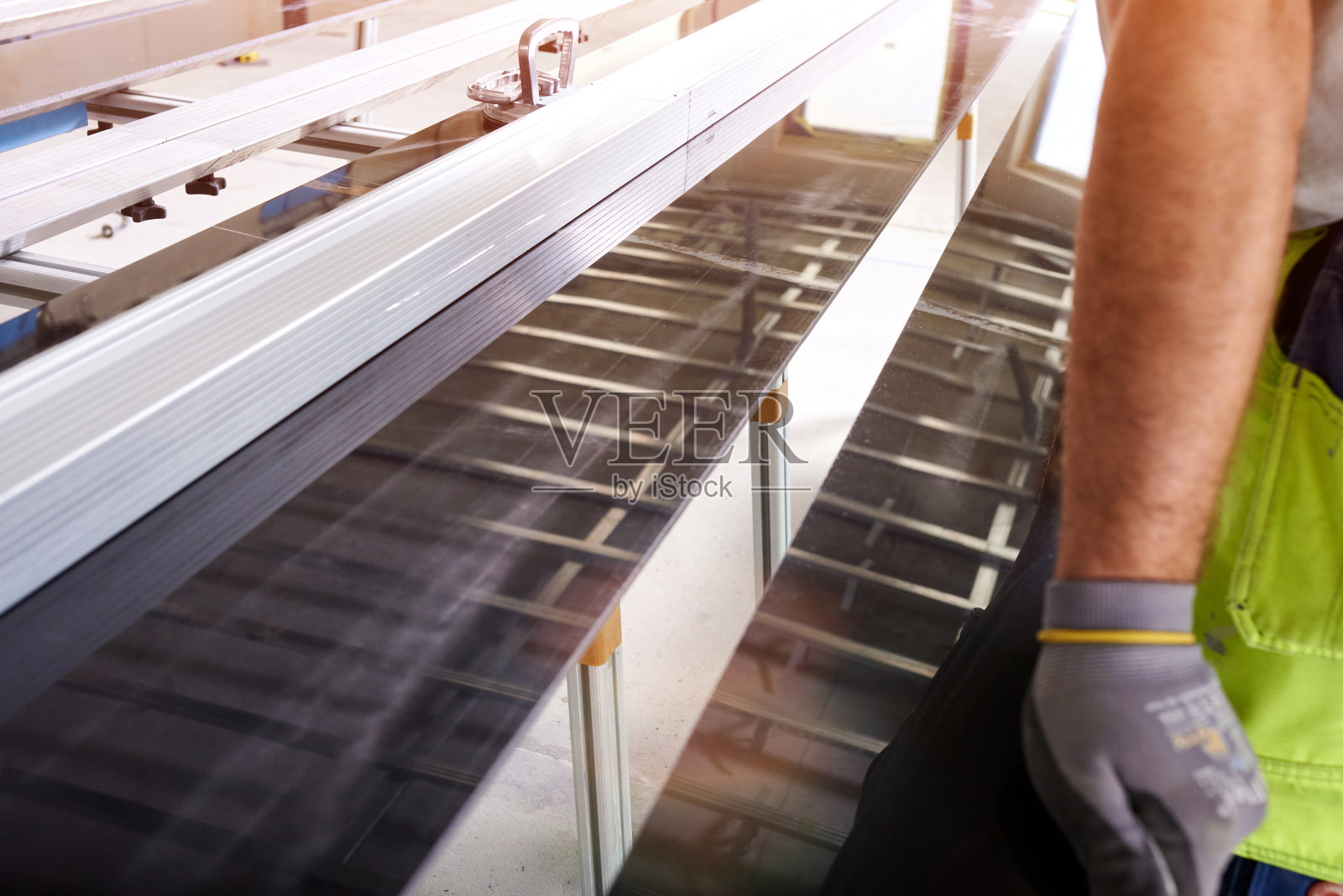 建筑工人用陶瓷切割机切割瓷砖。照片摄影图片