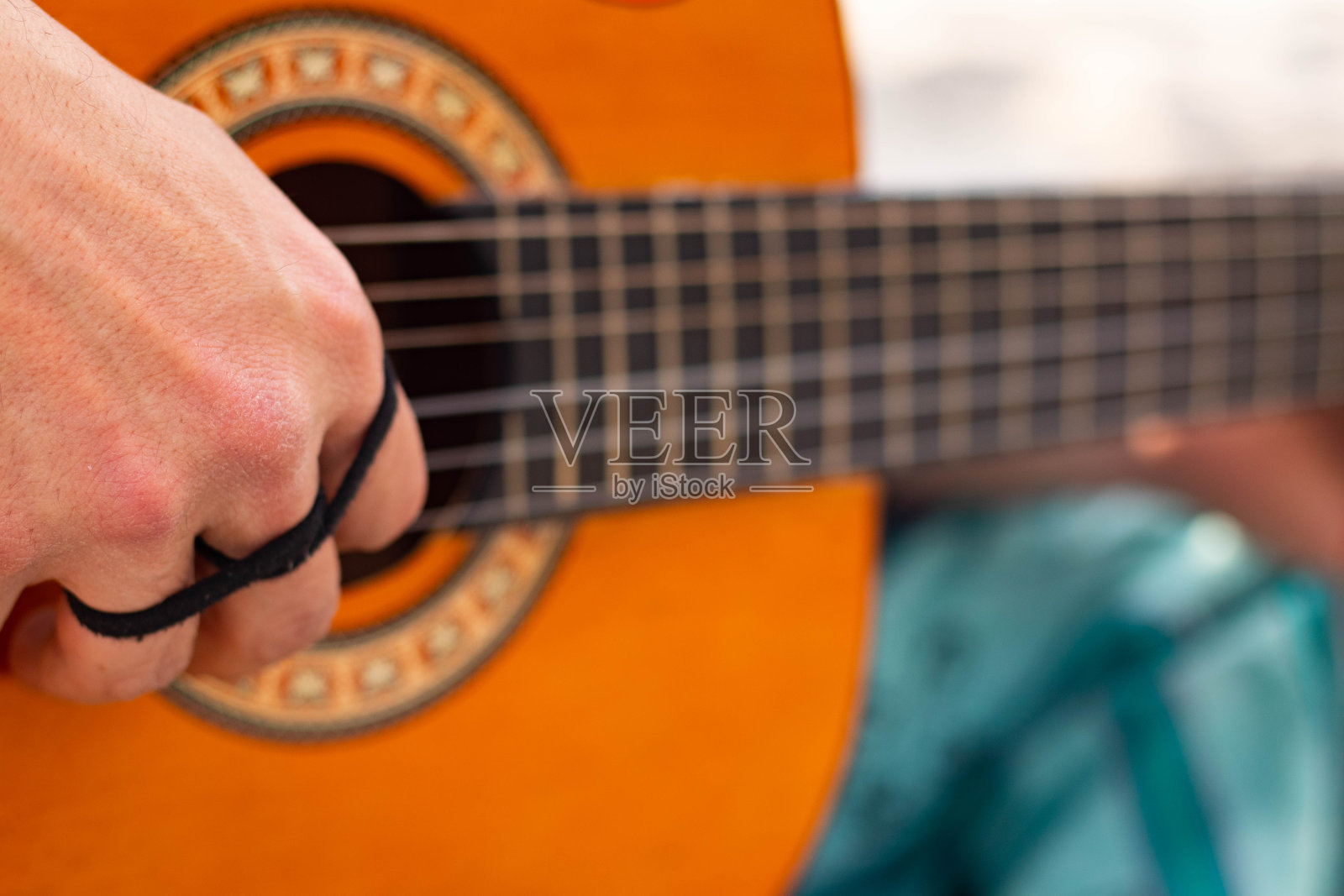 一个嬉皮士在沙滩上弹吉他照片摄影图片