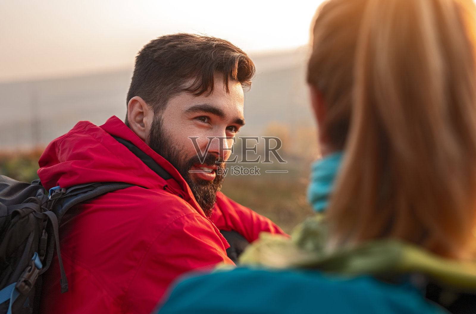 大胡子旅行者和女友聊天照片摄影图片